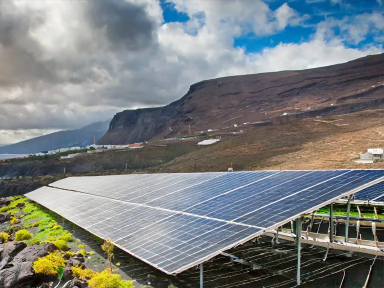 Mit der Gründung der Energy System Canarias (ESC) hat sich Geschäftsführer Schraven nun auch auf die Bereitstellung nachhaltiger Energielösungen und PV-Systeme auf den Kanaren spezialisiert