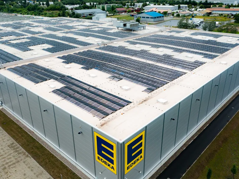 Die Solar-Anlage an diesem Edeka-Logistikstandort liefert rund 1.400.000 kWh Strom pro Jahr - das entspricht circa dem Stromverbrauch von knapp 300 Einfamilienhäusern