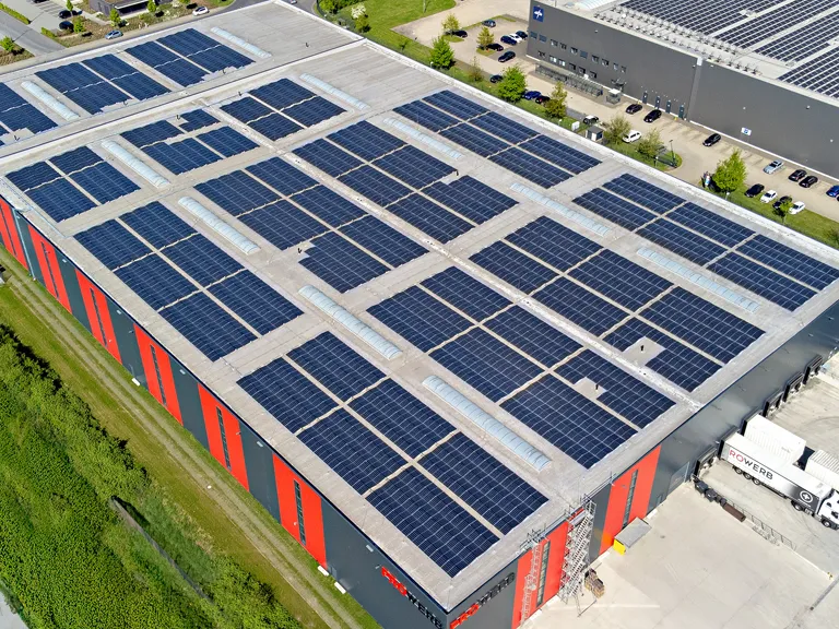 Vom verarbeitenden oder produzierenden Gewerbe bis zum Logistikunternehmen - viele Branchen können von der Stromkostenersparnis einer PV-Anlage profitieren