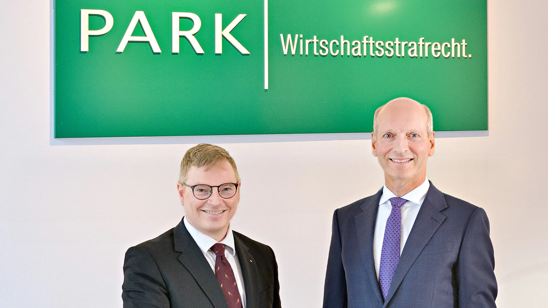Dr. Tobias Eggers, Partner und Leiter der Compliance-Gesellschaft, mit Gründungspartner Prof. Dr. Tido Park (v.l.)