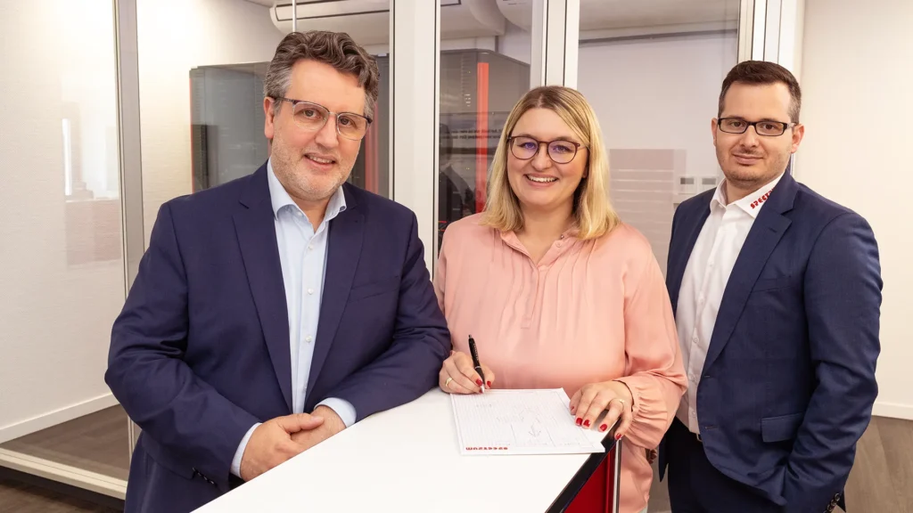 Geschäftsführer Markus Rogge und Mona Henning mit dem Vertriebsleiter Daniele Fisconi